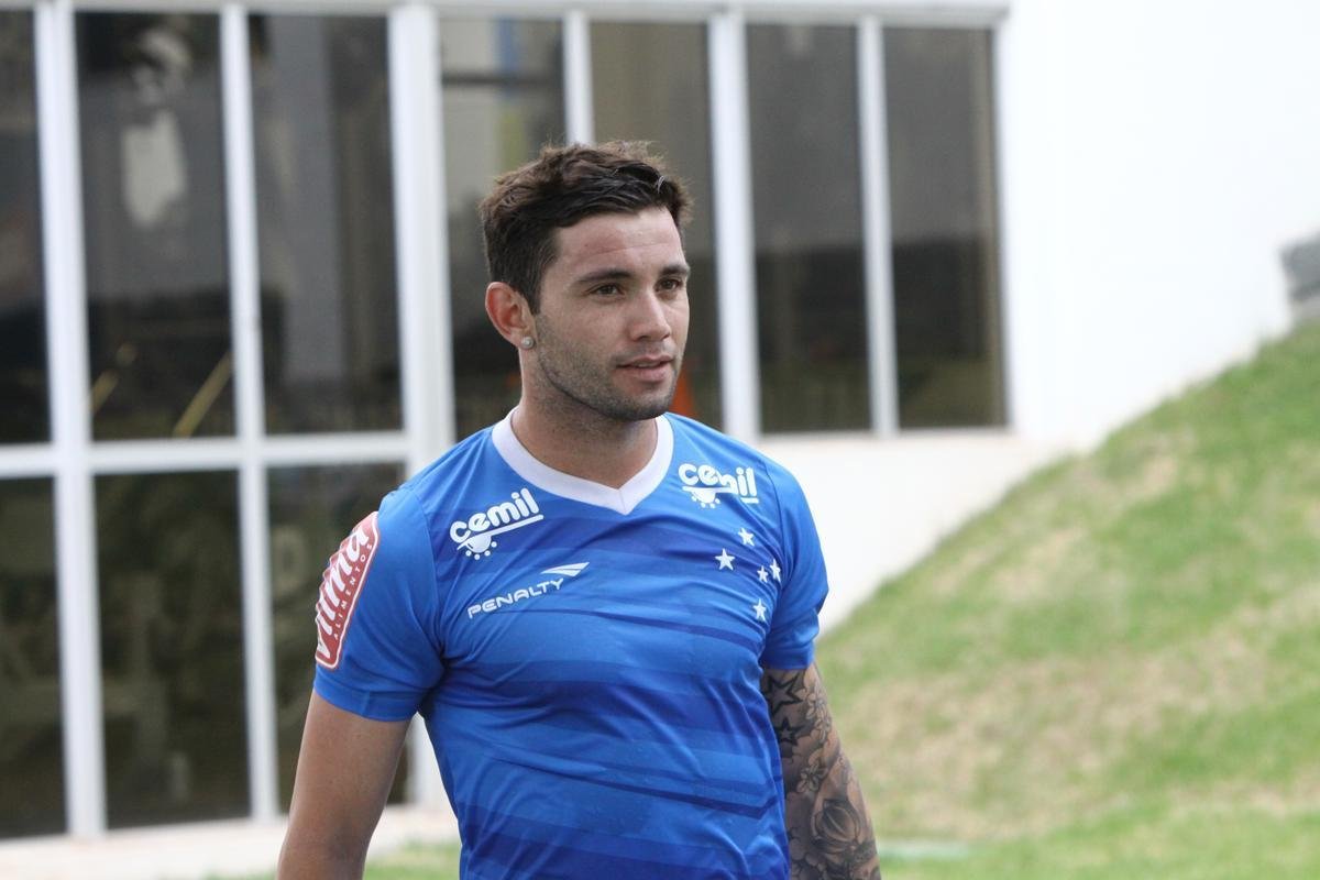 Lateral-esquerdo chileno Mena iniciou atividades na Toca da Raposa II nesta tera-feira  tarde