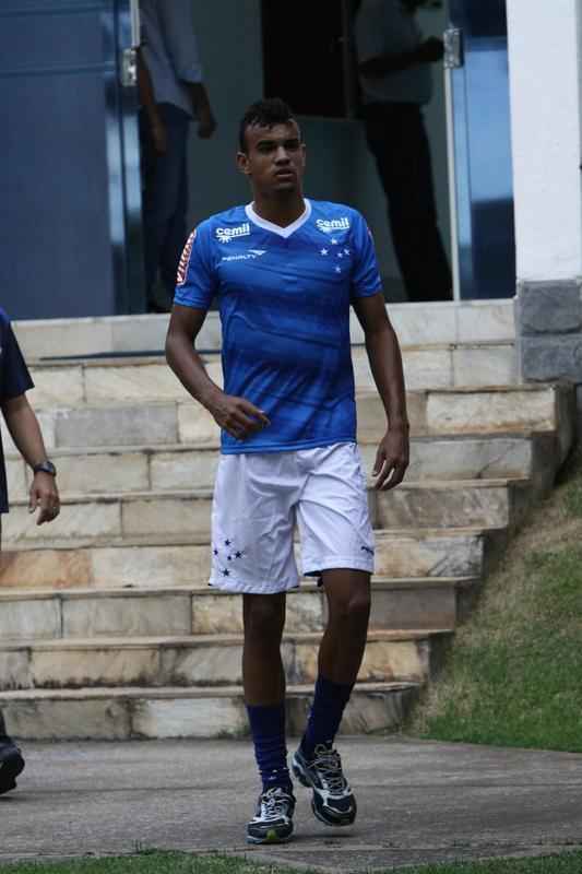 Diante dos desfalques de Ded, Alex e Manoel, o Cruzeiro, por emergncia, convocou o jovem Fabrcio, das categorias de base, para treinar com os profissionais