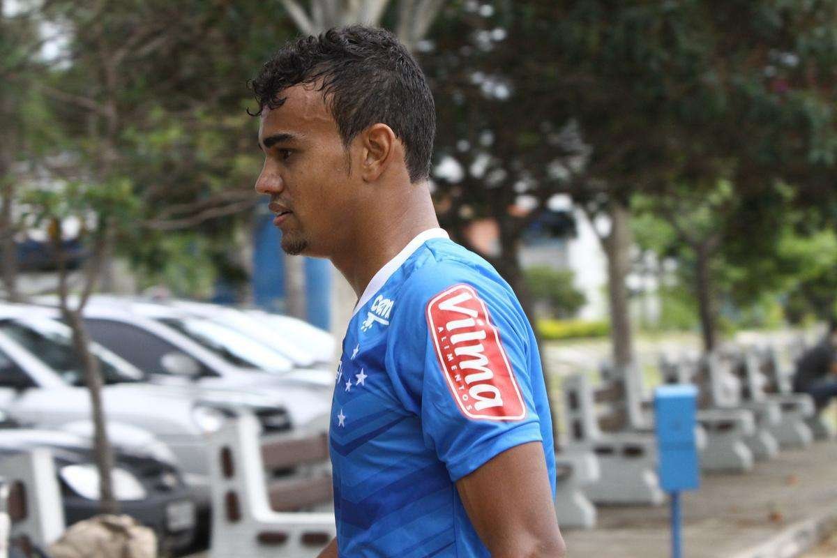 Diante dos desfalques de Ded, Alex e Manoel, o Cruzeiro, por emergncia, convocou o jovem Fabrcio, das categorias de base, para treinar com os profissionais