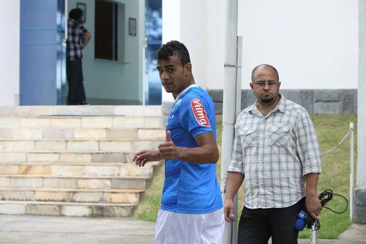 Diante dos desfalques de Ded, Alex e Manoel, o Cruzeiro, por emergncia, convocou o jovem Fabrcio, das categorias de base, para treinar com os profissionais