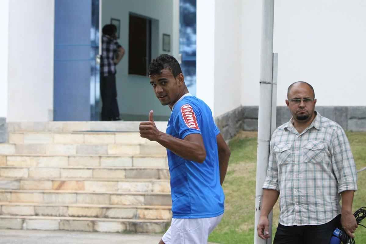 Diante dos desfalques de Ded, Alex e Manoel, o Cruzeiro, por emergncia, convocou o jovem Fabrcio, das categorias de base, para treinar com os profissionais