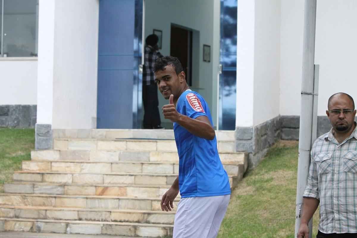 Diante dos desfalques de Ded, Alex e Manoel, o Cruzeiro, por emergncia, convocou o jovem Fabrcio, das categorias de base, para treinar com os profissionais