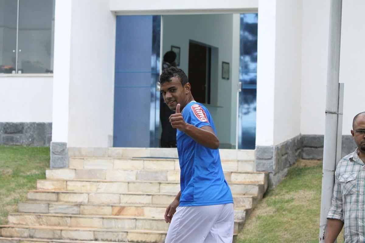 Diante dos desfalques de Ded, Alex e Manoel, o Cruzeiro, por emergncia, convocou o jovem Fabrcio, das categorias de base, para treinar com os profissionais