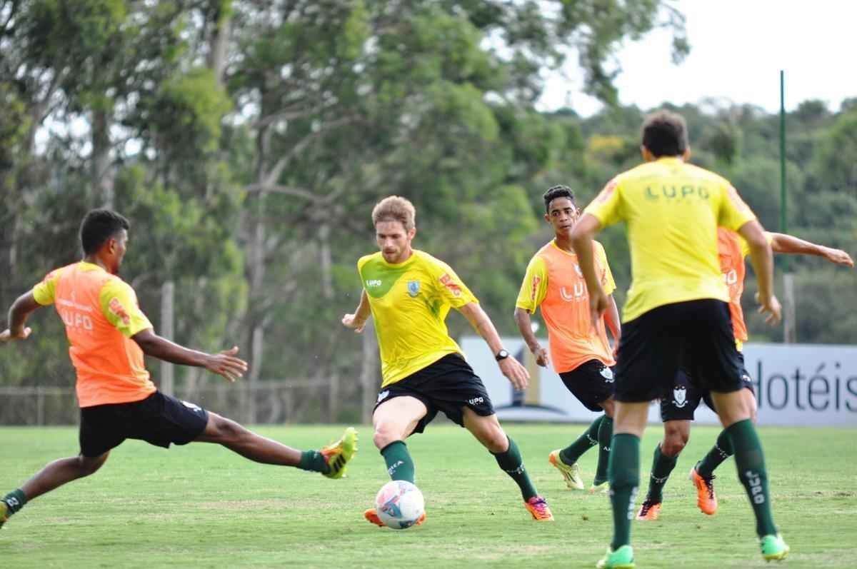 Em coletivo disputado no CT Lanna Drumond, titulares do Coelho venceram reservas por 3 a 1