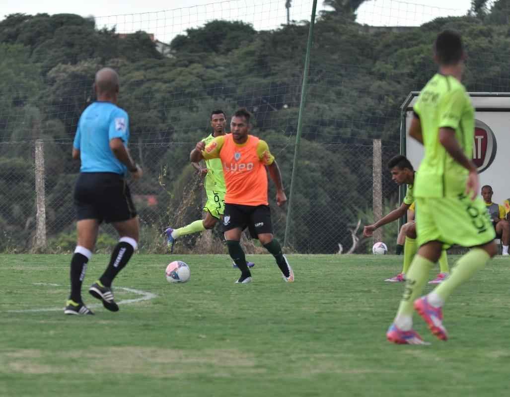 Em coletivo disputado no CT Lanna Drumond, titulares do Coelho venceram reservas por 3 a 1