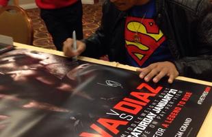 Lutadores do UFC 183 autografam cartazes do evento - Ildemar Maraj