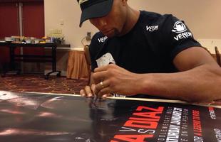 Lutadores do UFC 183 autografam cartazes do evento - Thiago Marreta