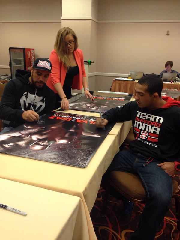 Lutadores do UFC 183 autografam cartazes do evento - Thales Leites e Diego Brando