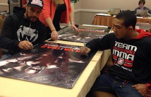 Lutadores do UFC 183 autografam cartazes do evento - Thales Leites e Diego Brando