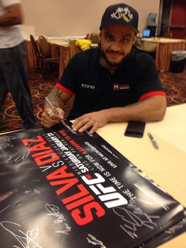 Lutadores do UFC 183 autografam cartazes do evento - Rick Monstro