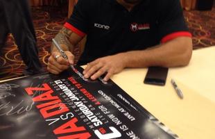 Lutadores do UFC 183 autografam cartazes do evento - Rick Monstro