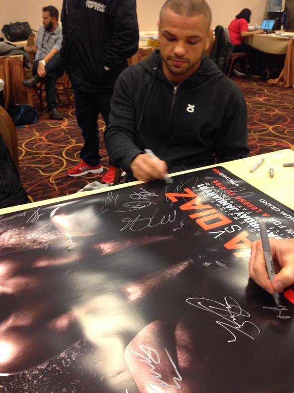 Lutadores do UFC 183 autografam cartazes do evento - Thiago Alves