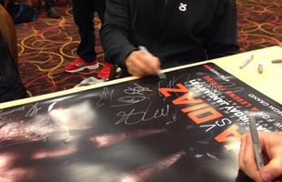 Lutadores do UFC 183 autografam cartazes do evento - Thiago Alves