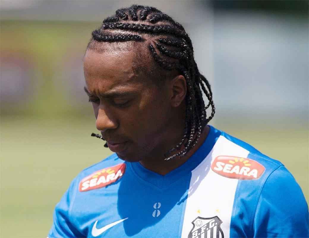 Arouca, do Santos, foi chamado de macaco por um torcedor do Mogi Mirim, Campeonato Paulista de 2014. Na ocasio, o volante marcou um gol na vitria do Peixe por 5 a 2.