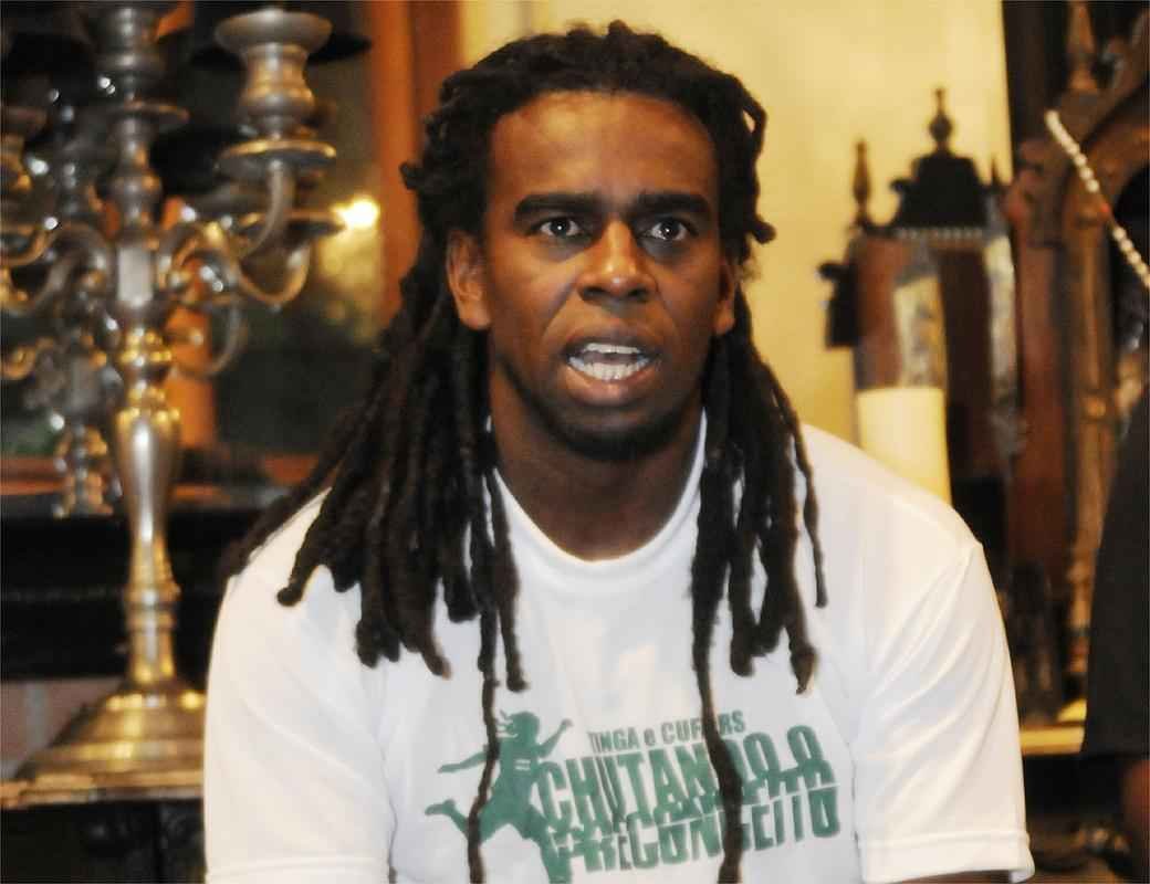 Na ltima Libertadores, Tinga, do Cruzeiro, foi hostilizado pela torcida do Real Garcilaso, em Huancayo, no Peru. Os torcedores emitiam sons e grunhidos de macaco quando o volante tocava na bola.