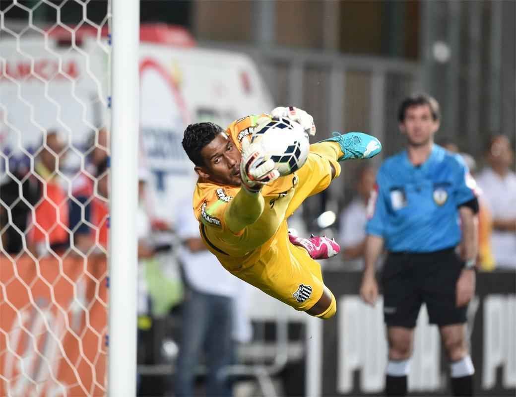 Companheiro de Arouca no Santos, Aranha tambm foi chamado de macaco, mas desta vez na Copa do Brasil. Em confronto diante do Grmio, em Porto Alegre, cmeras de TV flagraram a torcida emitindo ofensas.