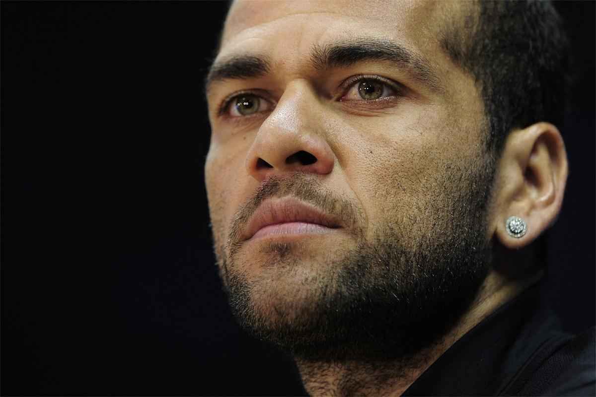 Uma banana foi atirada em direo a Daniel Alves, na vitria do Barcelona diante do Villareal, pela Liga Espanhola. Na ocasio, o lateral retirou a fruta do gramado, comendo-a na sequncia.