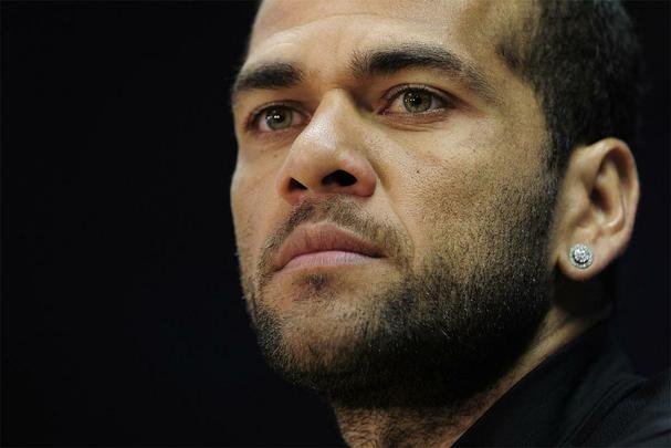 Uma banana foi atirada em direo a Daniel Alves, na vitria do Barcelona diante do Villareal, pela Liga Espanhola. Na ocasio, o lateral retirou a fruta do gramado, comendo-a na sequncia.