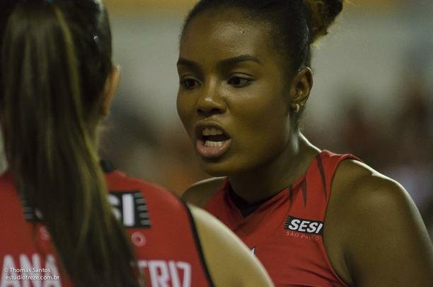 Fotgrafo Thoms Santos flagrou insultos do torcedor de camisa listrada, identificado por testemunhas como sendo Jfferson de Oliveira