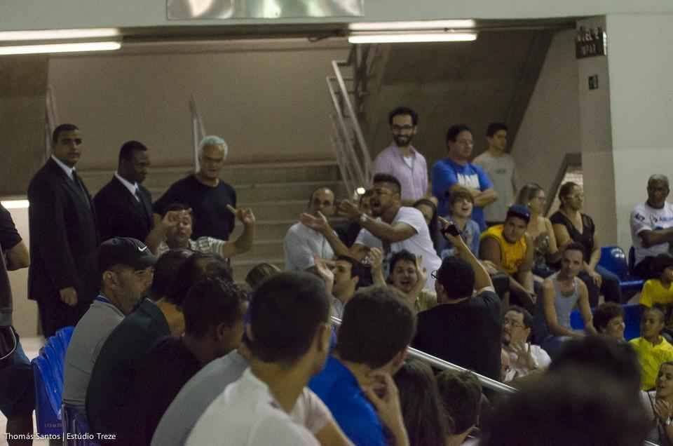 Fotgrafo Thoms Santos flagrou insultos do torcedor de camisa listrada, identificado por demais torcedores como sendo Jfferson de Oliveira