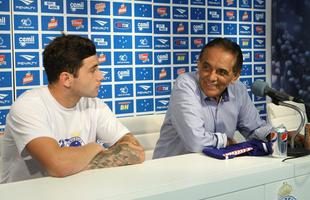 Jogador chileno foi apresentado pelo supervisor Benecy Queiroz