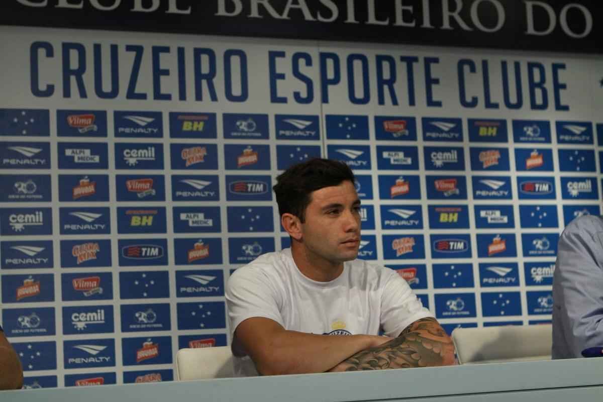 Lateral-esquerdo Mena tinha propostas do Dnamo de Kiev e do Boca, mas preferiu acertar com Cruzeiro