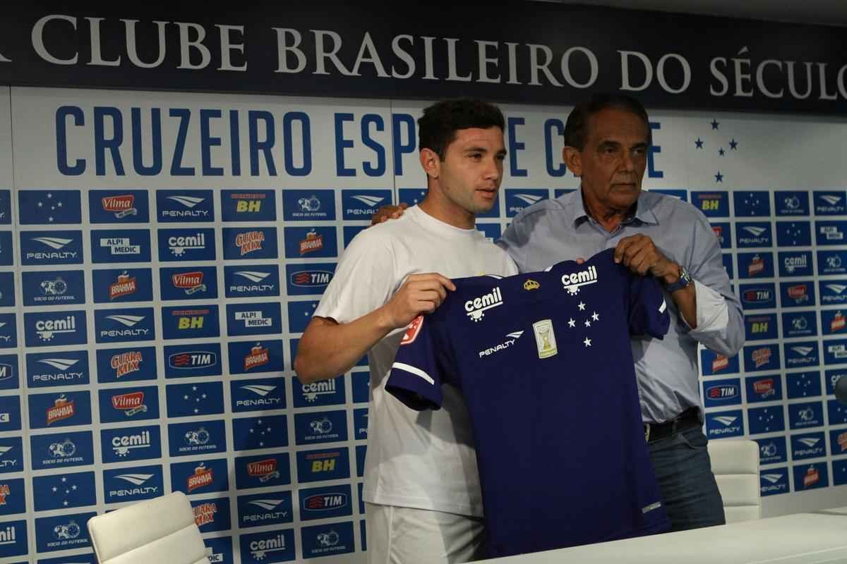 Lateral-esquerdo Mena tinha propostas do Dnamo de Kiev e do Boca, mas preferiu acertar com Cruzeiro