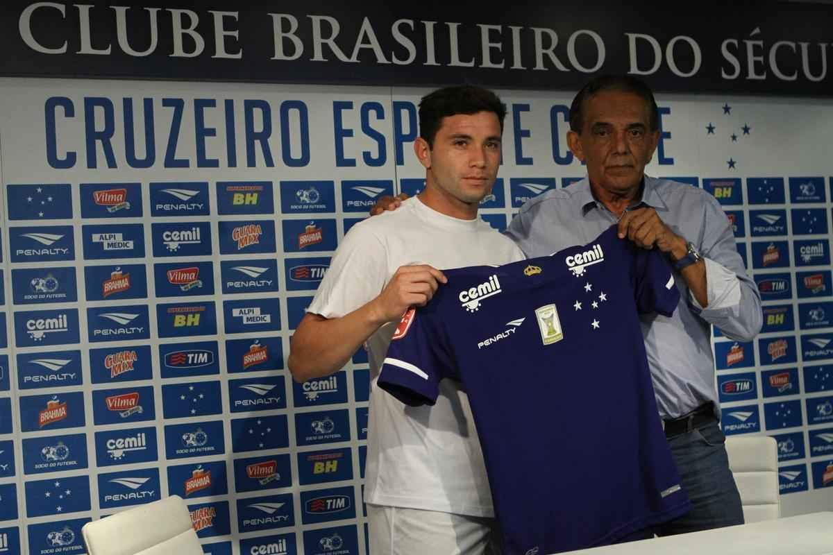 Lateral-esquerdo Mena tinha propostas do Dnamo de Kiev e do Boca, mas preferiu acertar com Cruzeiro