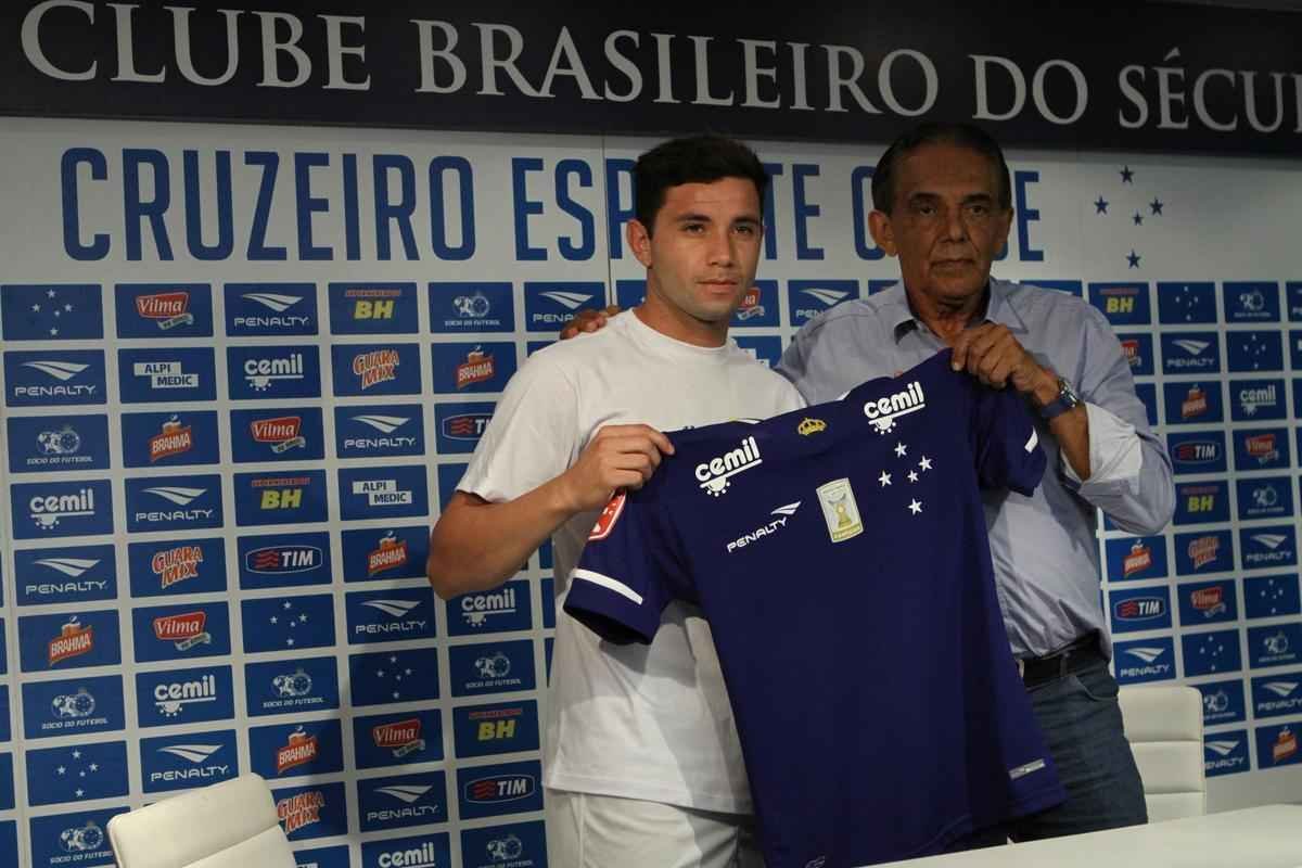 Lateral-esquerdo Mena tinha propostas do Dnamo de Kiev e do Boca, mas preferiu acertar com Cruzeiro