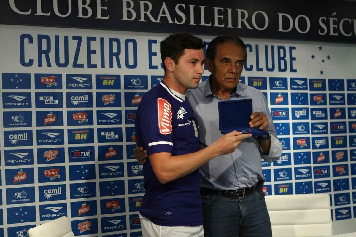 Lateral-esquerdo Mena tinha propostas do Dnamo de Kiev e do Boca, mas preferiu acertar com Cruzeiro