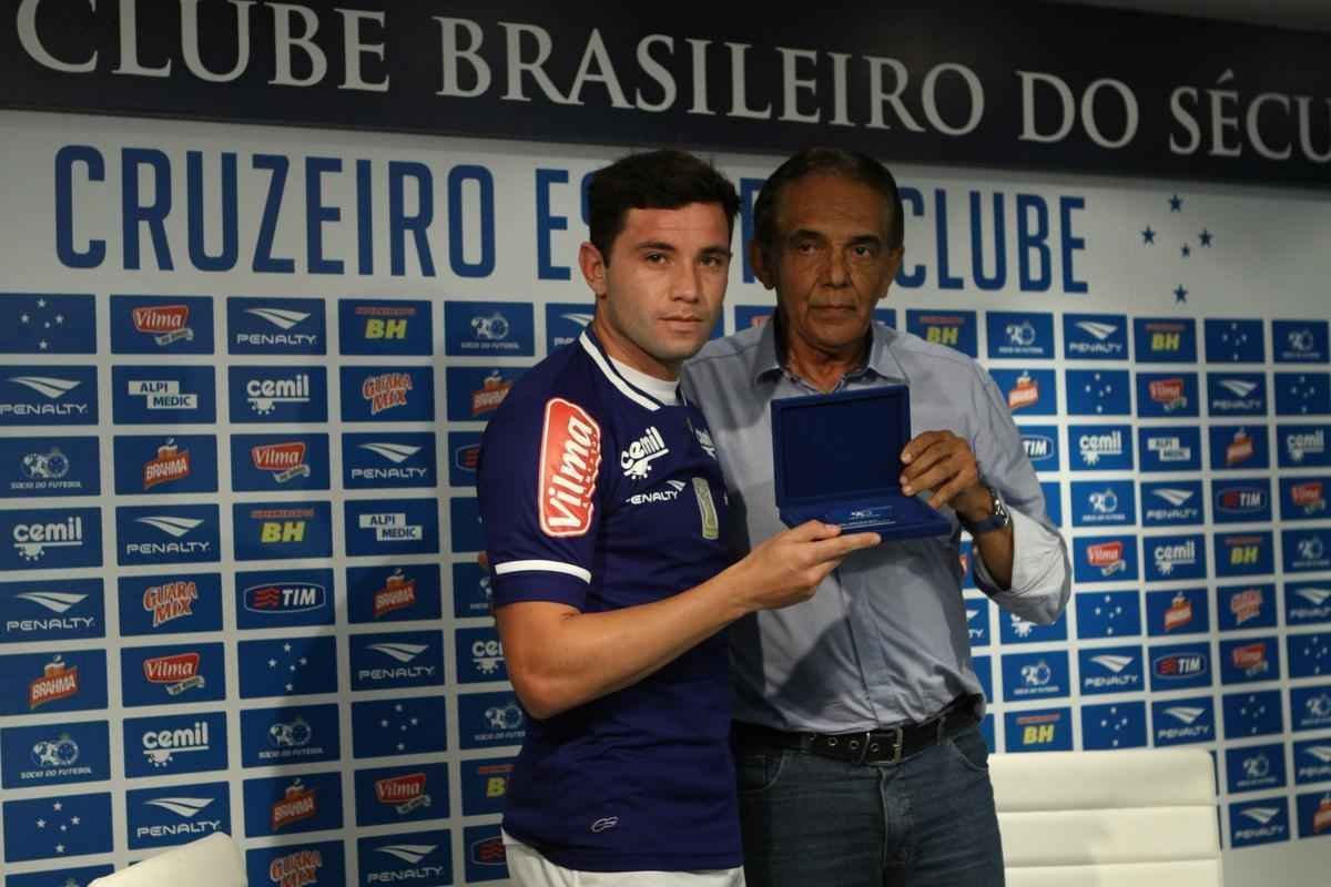 Lateral-esquerdo Mena tinha propostas do Dnamo de Kiev e do Boca, mas preferiu acertar com Cruzeiro