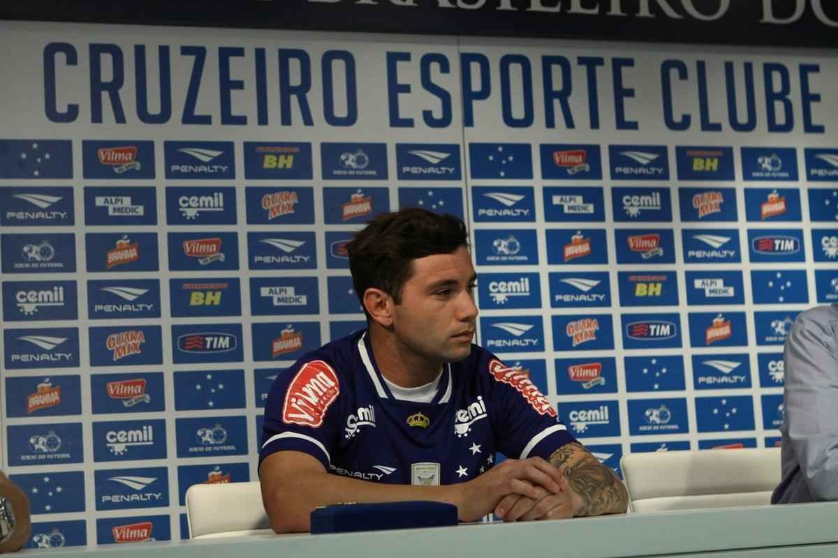 Lateral-esquerdo Mena tinha propostas do Dnamo de Kiev e do Boca, mas preferiu acertar com Cruzeiro