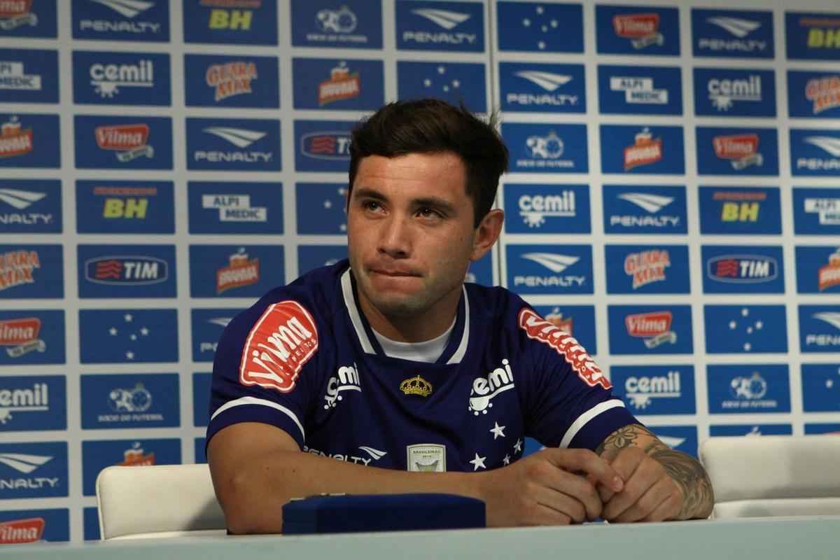 Lateral-esquerdo Mena tinha propostas do Dnamo de Kiev e do Boca, mas preferiu acertar com Cruzeiro