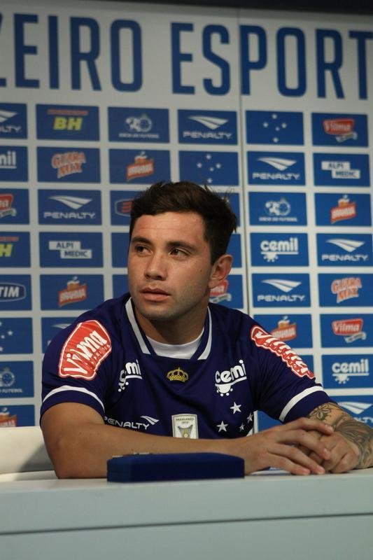 Lateral-esquerdo Mena tinha propostas do Dnamo de Kiev e do Boca, mas preferiu acertar com Cruzeiro
