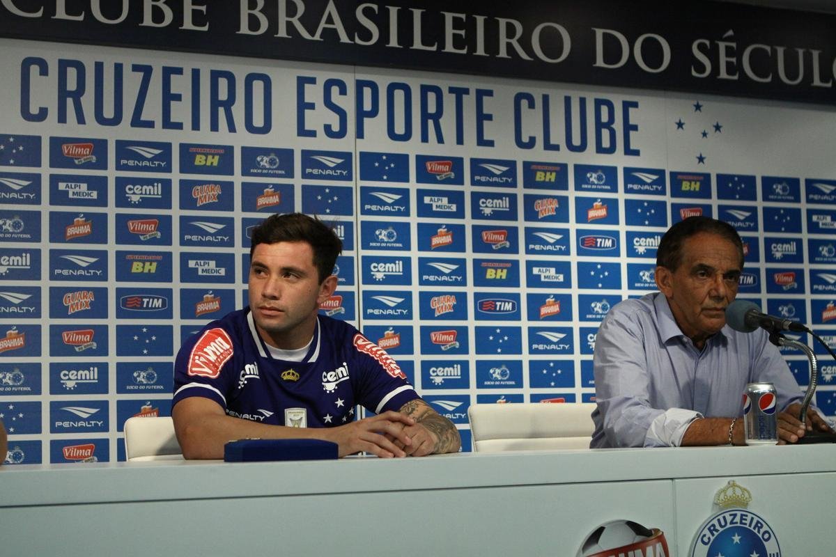 Lateral-esquerdo Mena tinha propostas do Dnamo de Kiev e do Boca, mas preferiu acertar com Cruzeiro