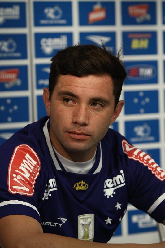 Lateral-esquerdo Mena tinha propostas do Dnamo de Kiev e do Boca, mas preferiu acertar com Cruzeiro