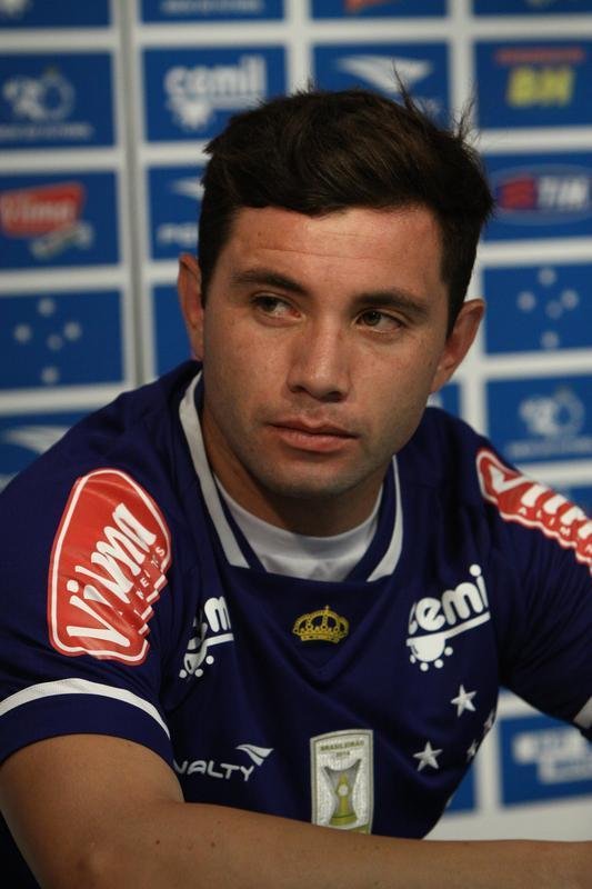 Lateral-esquerdo Mena tinha propostas do Dnamo de Kiev e do Boca, mas preferiu acertar com Cruzeiro