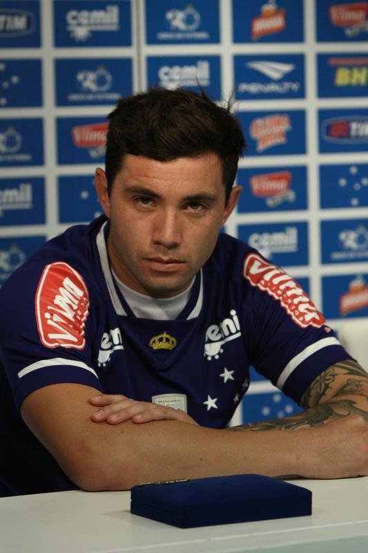 Lateral-esquerdo Mena tinha propostas do Dnamo de Kiev e do Boca, mas preferiu acertar com Cruzeiro