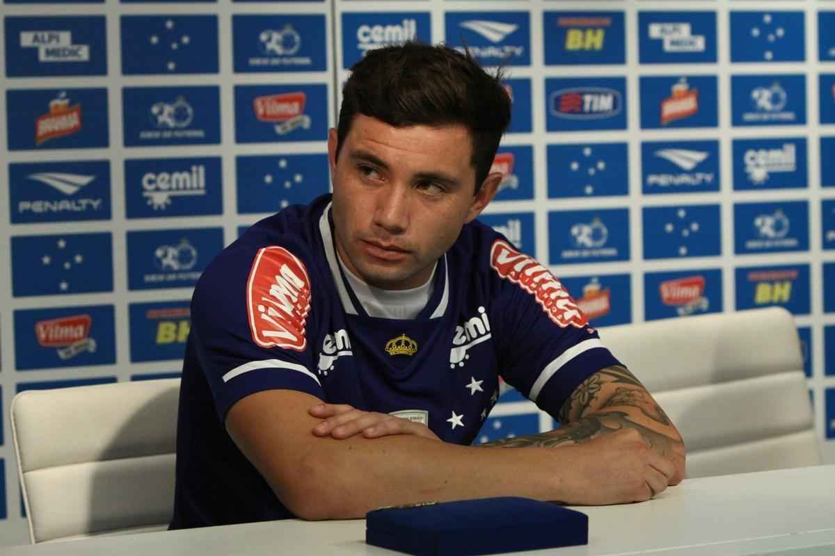 Lateral-esquerdo Mena tinha propostas do Dnamo de Kiev e do Boca, mas preferiu acertar com Cruzeiro