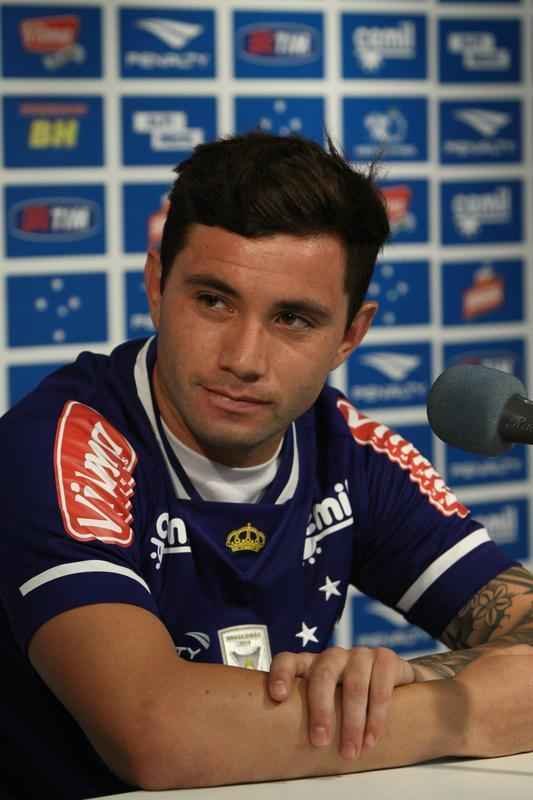 Lateral-esquerdo Mena tinha propostas do Dnamo de Kiev e do Boca, mas preferiu acertar com Cruzeiro