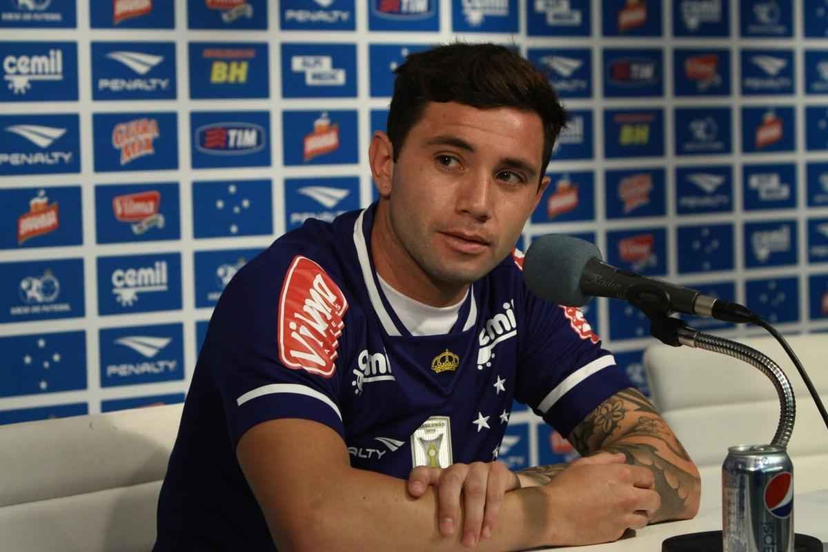 Lateral-esquerdo Mena tinha propostas do Dnamo de Kiev e do Boca, mas preferiu acertar com Cruzeiro