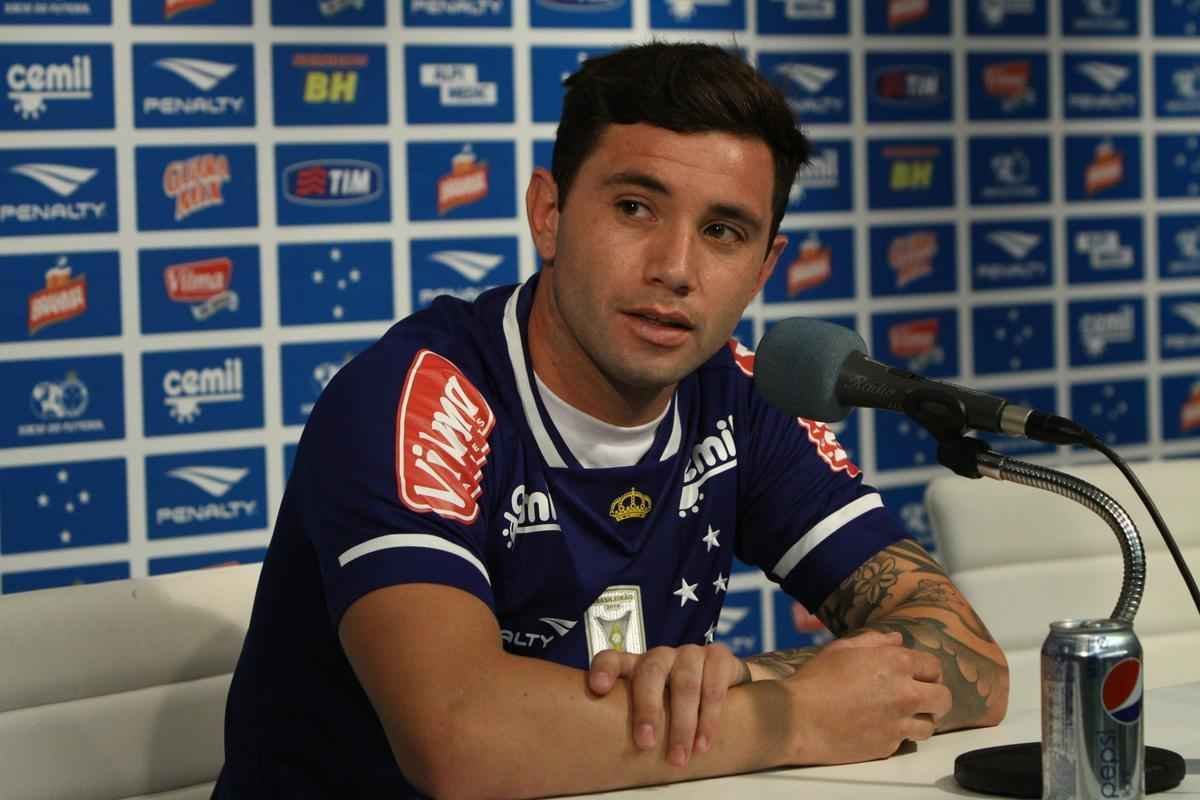 Lateral-esquerdo Mena tinha propostas do Dnamo de Kiev e do Boca, mas preferiu acertar com Cruzeiro