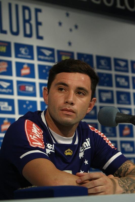 Lateral-esquerdo Mena tinha propostas do Dnamo de Kiev e do Boca, mas preferiu acertar com Cruzeiro