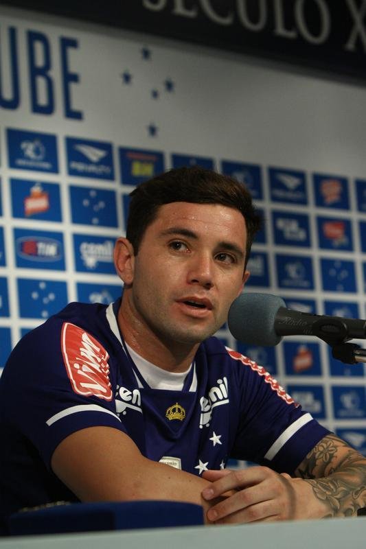 Lateral-esquerdo Mena tinha propostas do Dnamo de Kiev e do Boca, mas preferiu acertar com Cruzeiro