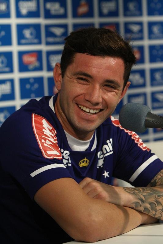 Lateral-esquerdo Mena tinha propostas do Dnamo de Kiev e do Boca, mas preferiu acertar com Cruzeiro