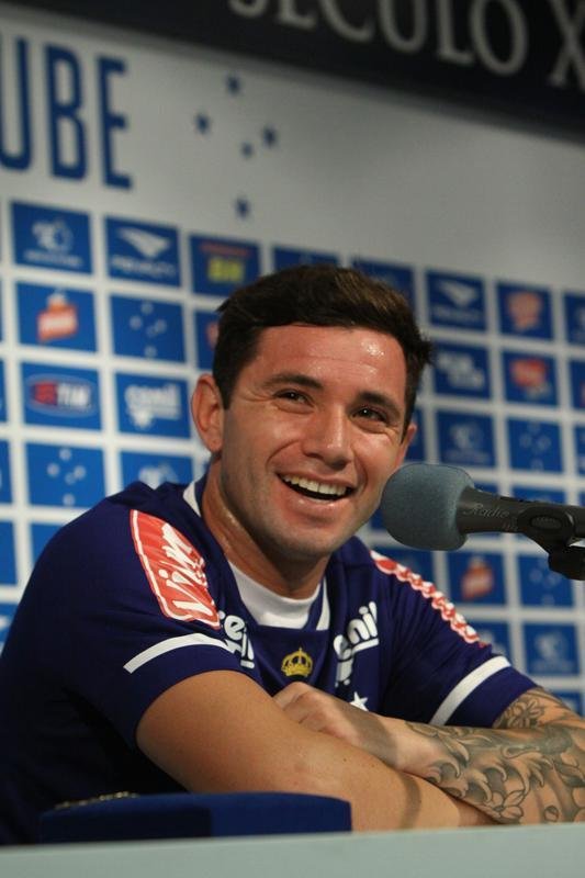 Lateral-esquerdo Mena tinha propostas do Dnamo de Kiev e do Boca, mas preferiu acertar com Cruzeiro