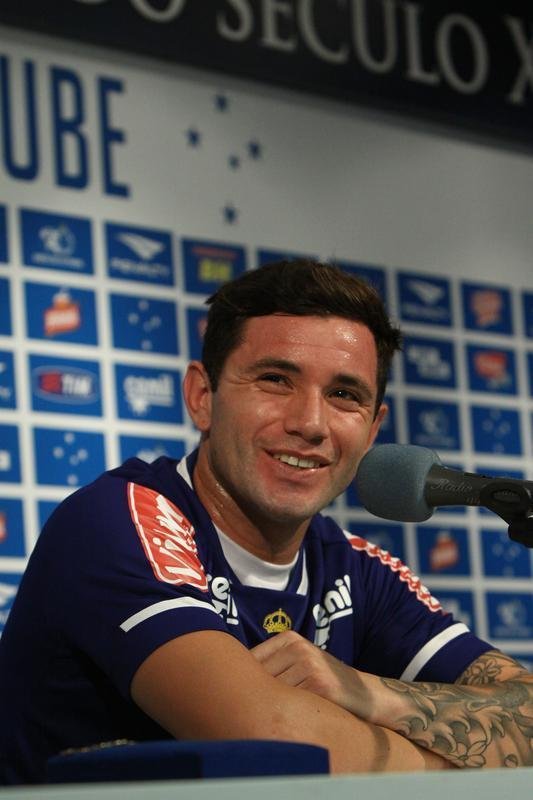 Lateral-esquerdo Mena tinha propostas do Dnamo de Kiev e do Boca, mas preferiu acertar com Cruzeiro