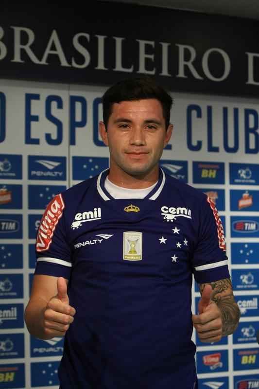 Lateral-esquerdo Mena tinha propostas do Dnamo de Kiev e do Boca, mas preferiu acertar com Cruzeiro