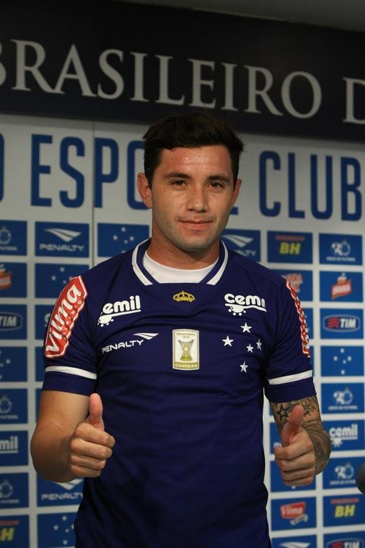 Lateral-esquerdo Mena tinha propostas do Dnamo de Kiev e do Boca, mas preferiu acertar com Cruzeiro