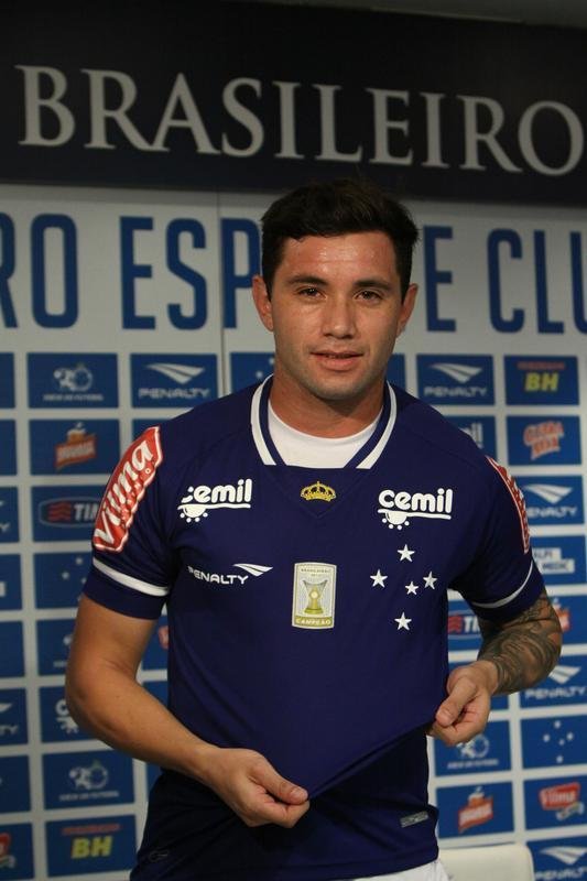 Lateral-esquerdo Mena tinha propostas do Dnamo de Kiev e do Boca, mas preferiu acertar com Cruzeiro